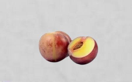 Baies de camu-camu fraîches, de couleur rouge-violacé, sur des feuilles vertes
