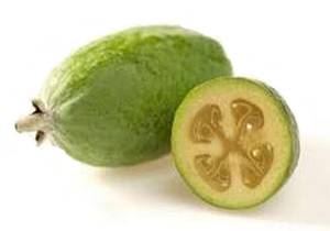 Un feijoa coupé en deux, prêt à être mangé à la cuillère