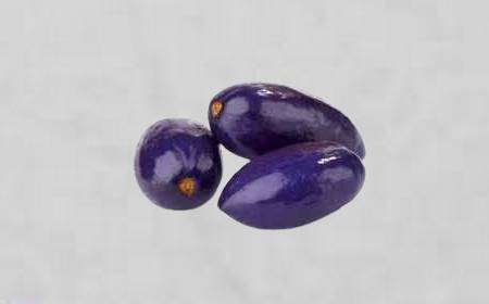 Safous crus et cuits, montrant la peau violette et la chair verte et tendre